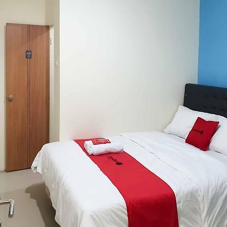 Reddoorz At Mayjen Sungkono Surabaya Exterior photo